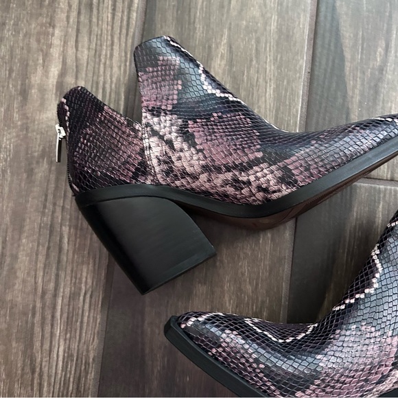 Vince Camuto Gigietta Leather Booties in Snakeskin Sz 8 - Picture 6 of 11